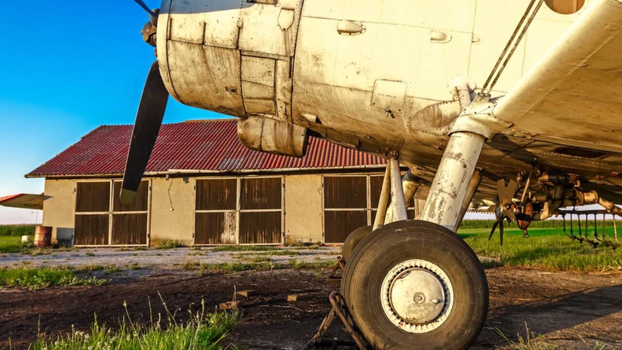 Por que os pneus de aviões de carga não estouram no pouso? A engenharia invisível que suporta 200 toneladas a 250 km/h