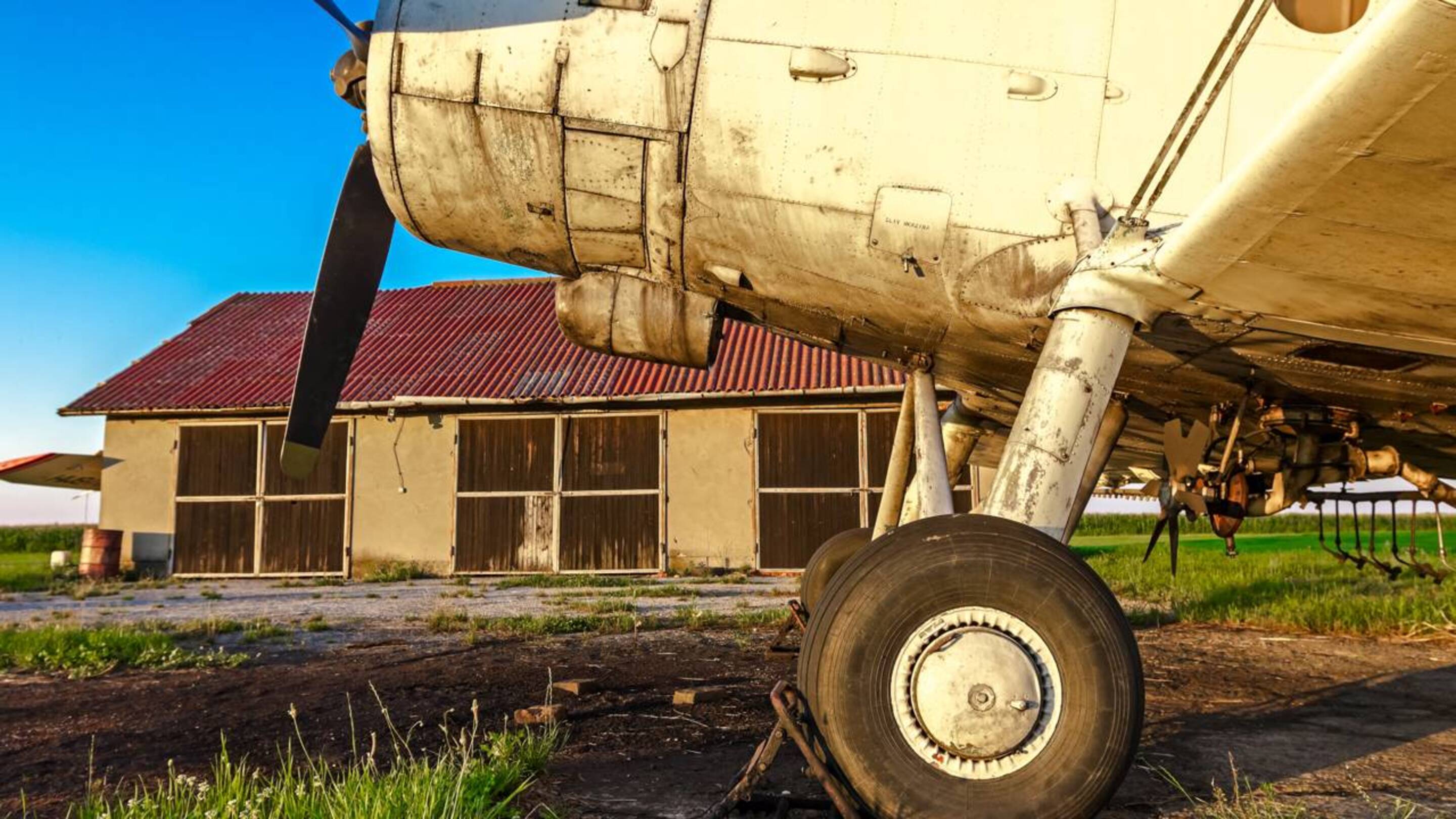 Por que os pneus de aviões de carga não estouram no pouso? A engenharia invisível que suporta 200 toneladas a 250 km/h