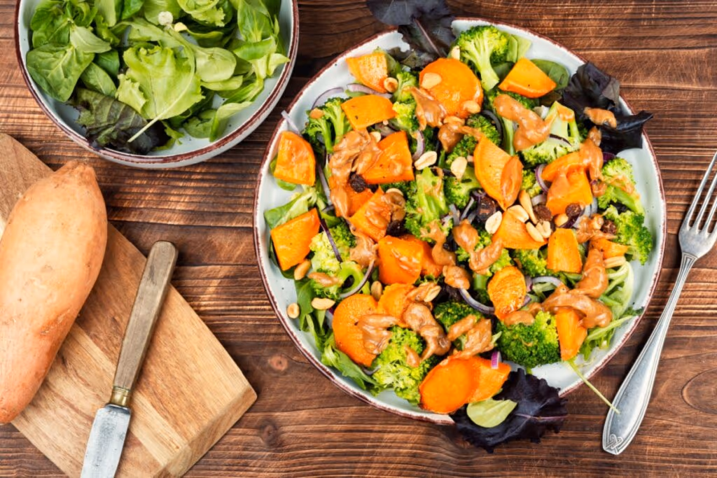 Almoço saudável: 5 saladas mornas para os dias frios