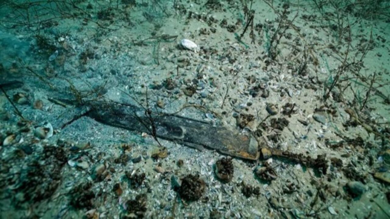 O mistério da carga intacta de um barco romano encontrado no fundo de um lago suíço que desafia o que sabíamos sobre rotas comerciais