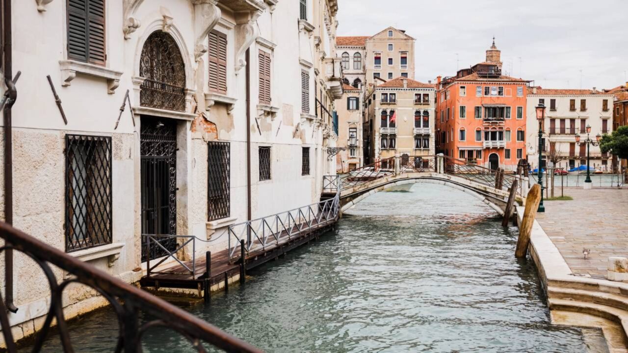 A cidade italiana construída sobre 118 ilhas e ligada por mais de 400 pontes que parece desafiar o tempo sobre a água
