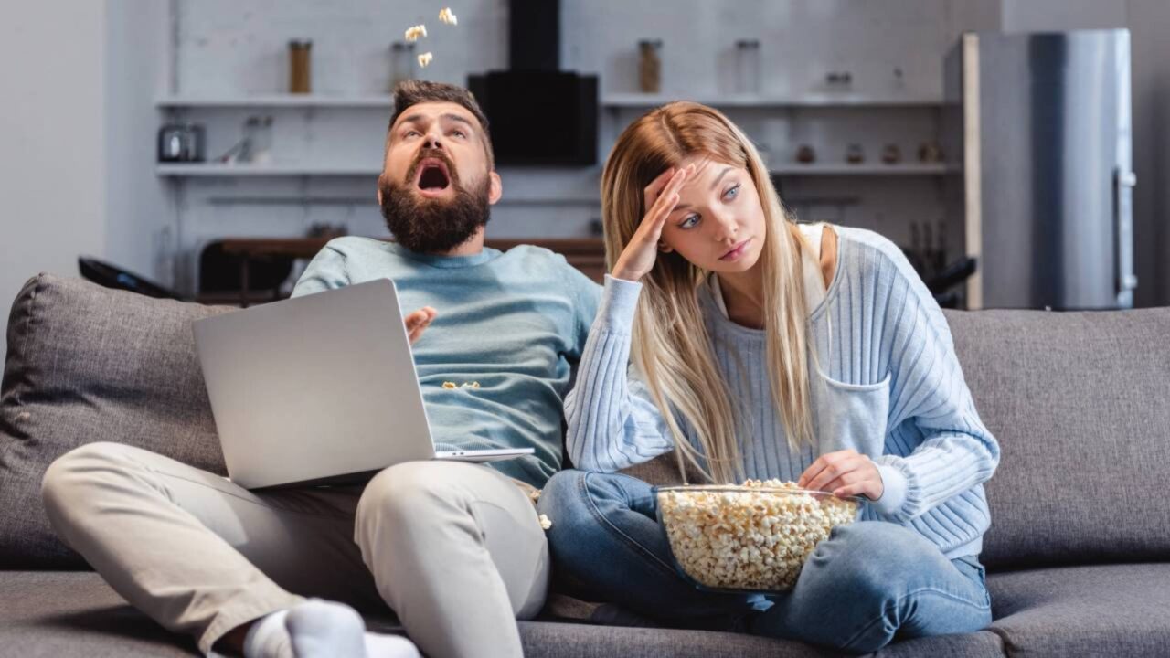 A psicologia explica por que elogios inesperados podem causar desconforto em quem aprendeu a desconfiar de reconhecimento