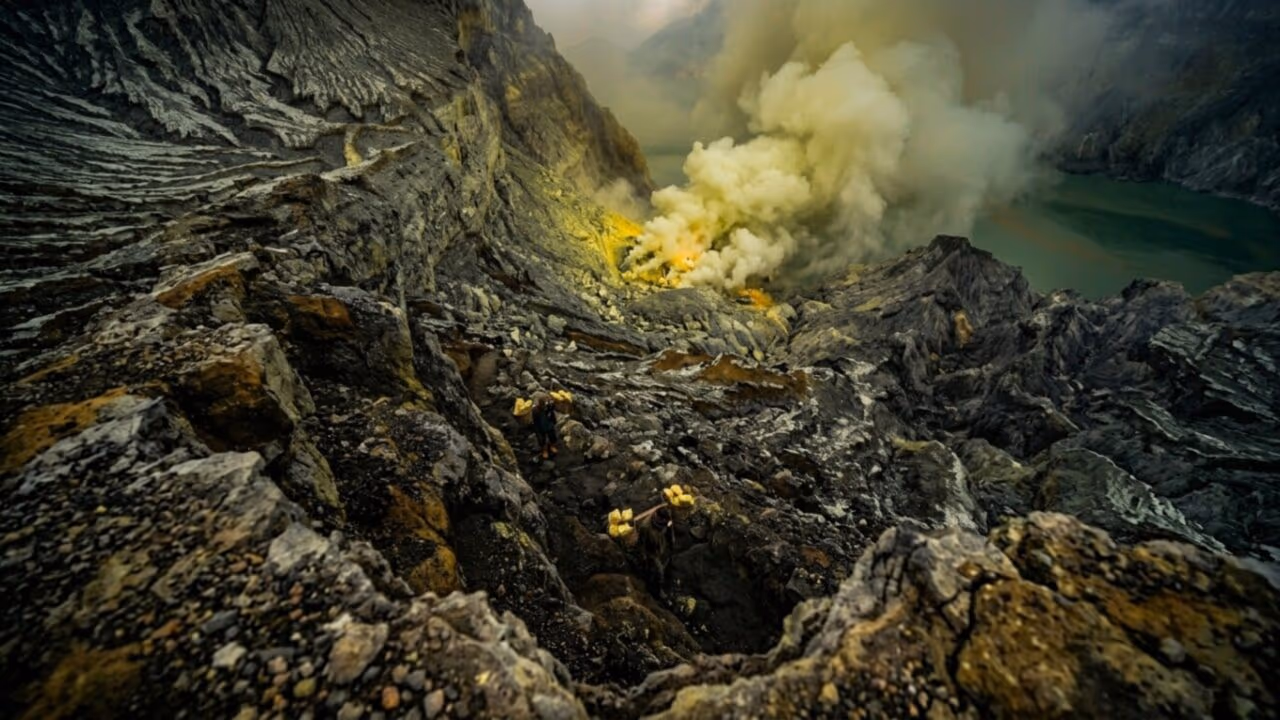 Os mineiros que descem todos os dias ao “Inferno Amarelo” para carregar enxofre em um vulcão ativo por poucos dólares