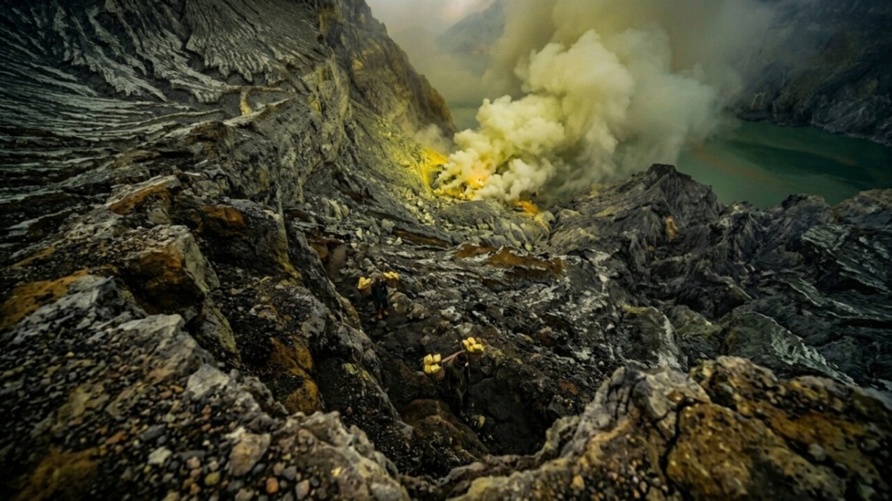 Os mineiros que descem todos os dias ao “Inferno Amarelo” para carregar enxofre em um vulcão ativo por poucos dólares