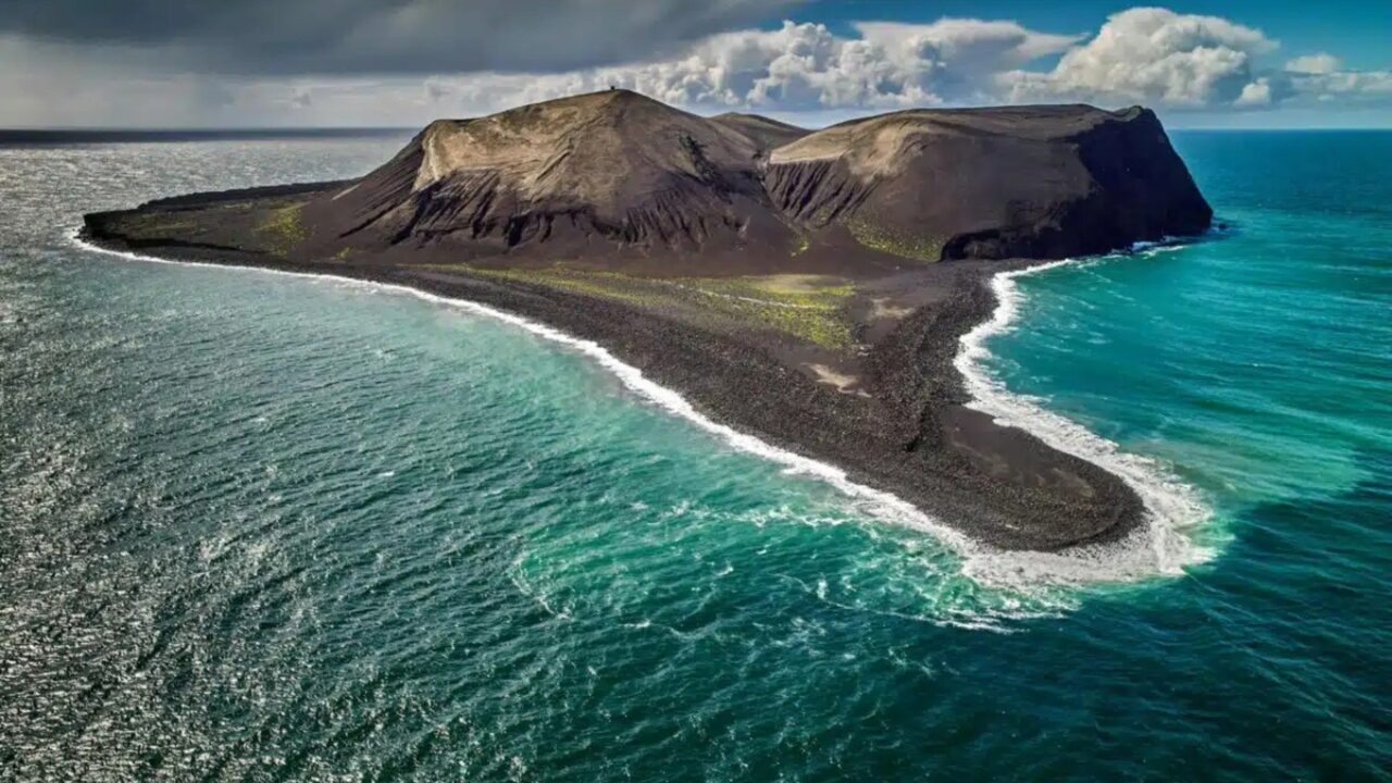 Uma ilha vulcânica nascida do fogo permaneceu praticamente intocada desde 1963 e se tornou um raro laboratório natural para a vida