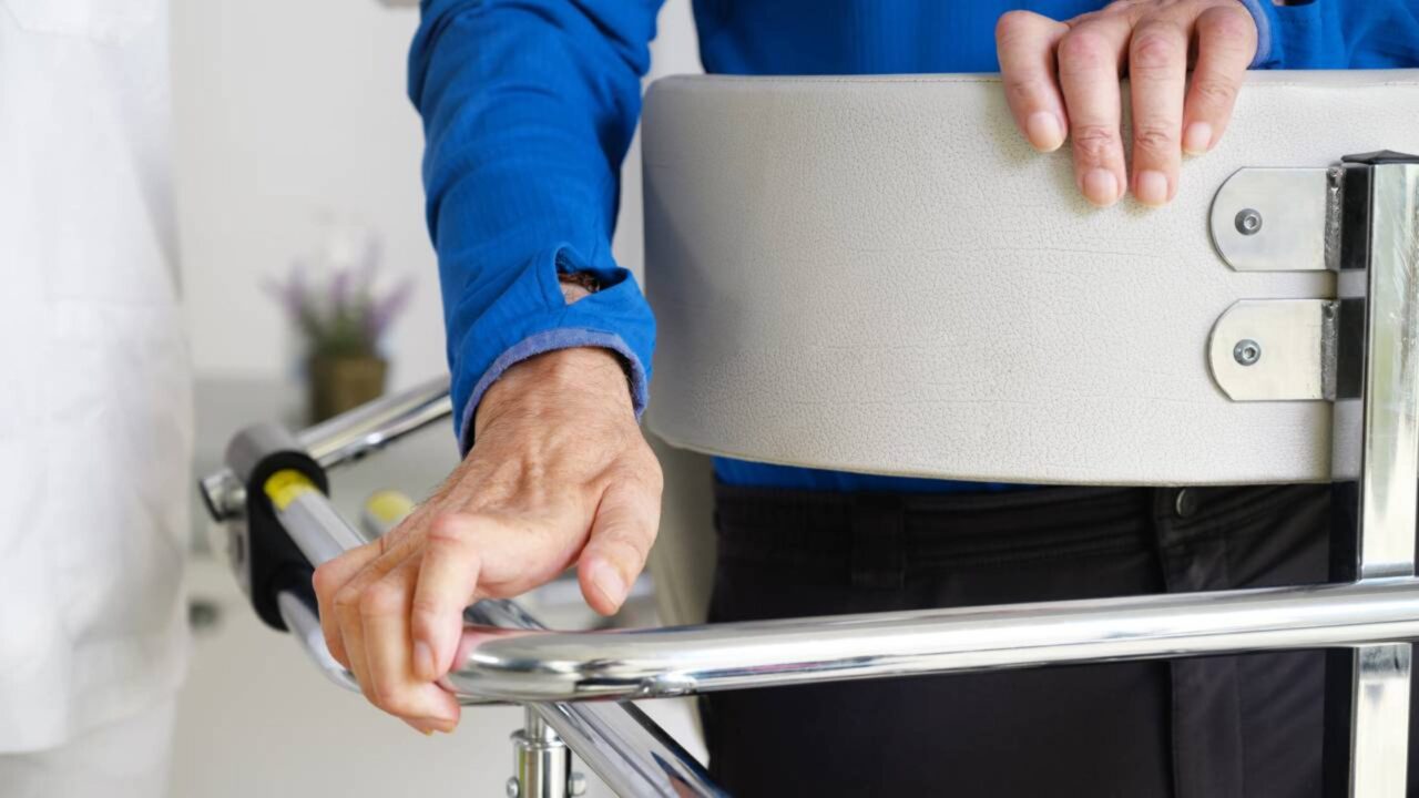 Um homem com ELA voltou a se comunicar de forma natural graças a um implante cerebral capaz de converter suas tentativas de fala diretamente em voz gerada por computador