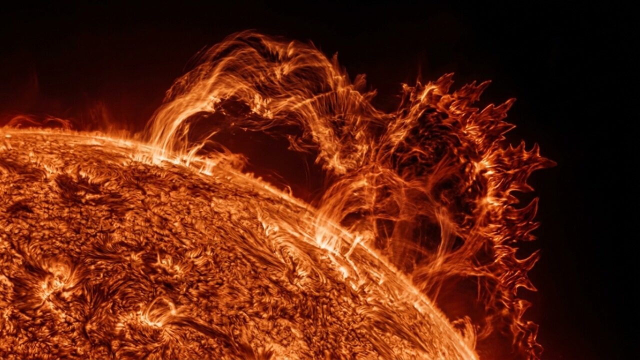 Astrofotógrafo registra coluna de plasma no Sol em formato parecido com Godzilla e imagens viralizam pela força visual