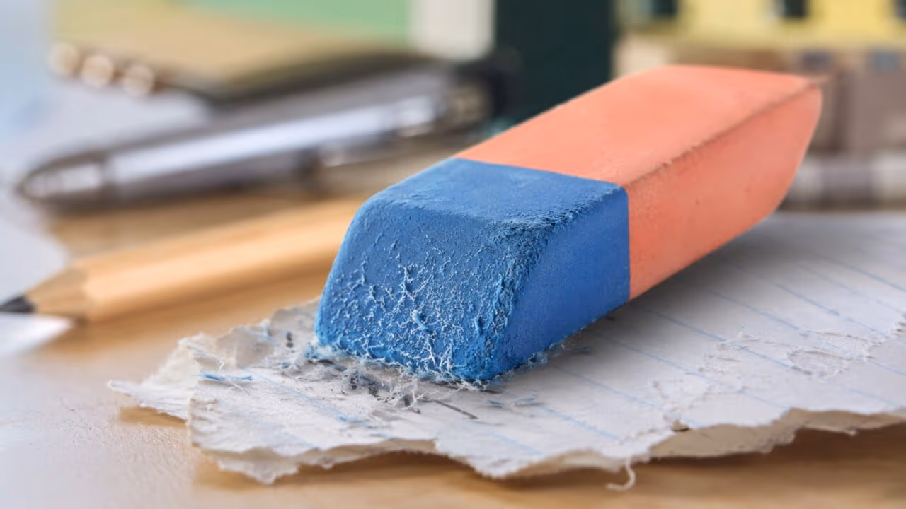 Esta é a verdadeira utilidade da borracha azul que todo mundo usou errado durante anos na escola
