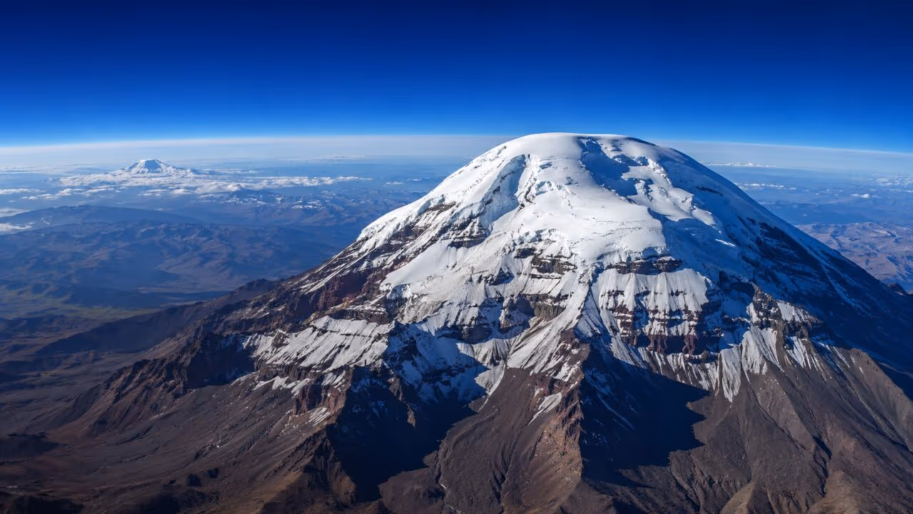 O Everest é o mais alto acima do nível do mar, mas o ponto mais próximo do espaço fica em outra montanha no Equador