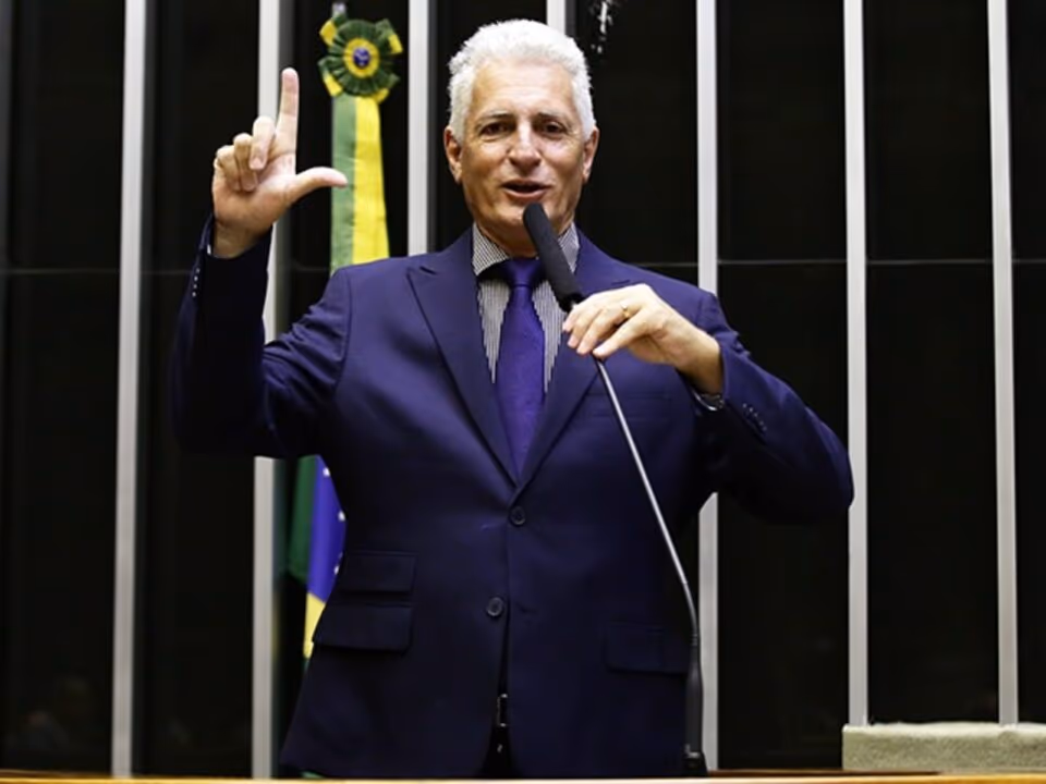 Vice-líder do governo na Câmara pede saída de Wagner