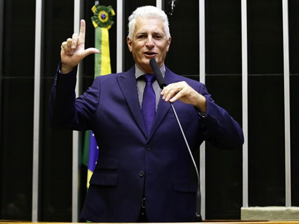 Correia diz que Flávio usou visita a Bolsonaro como “gabinete político”