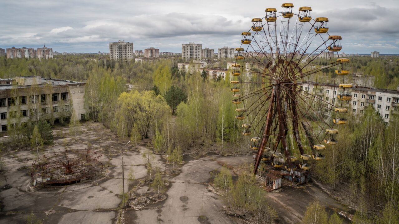 Pripyat conserva prédios, brinquedos e ruas marcados pelo desastre nuclear