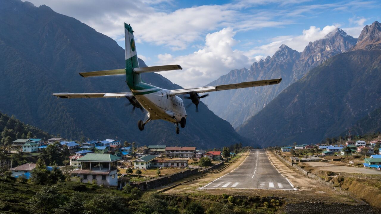 Aeroporto de Lukla tem pista de apenas 527 metros no Himalaia e assusta até passageiros experientes rumo ao Everest