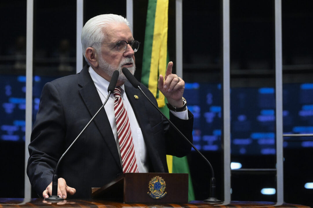 Jaques Wagner é recebido com vaias e protestos no Cortejo do Dois de Julho