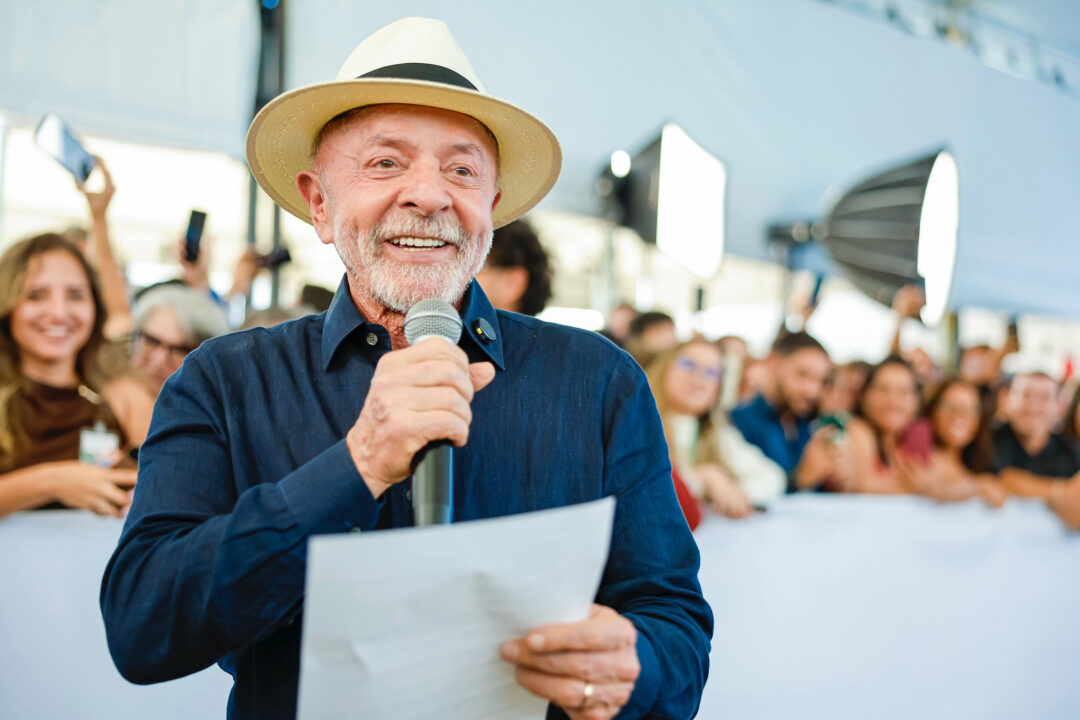 Lula anuncia cura de câncer de pele após sessões de radioterapia