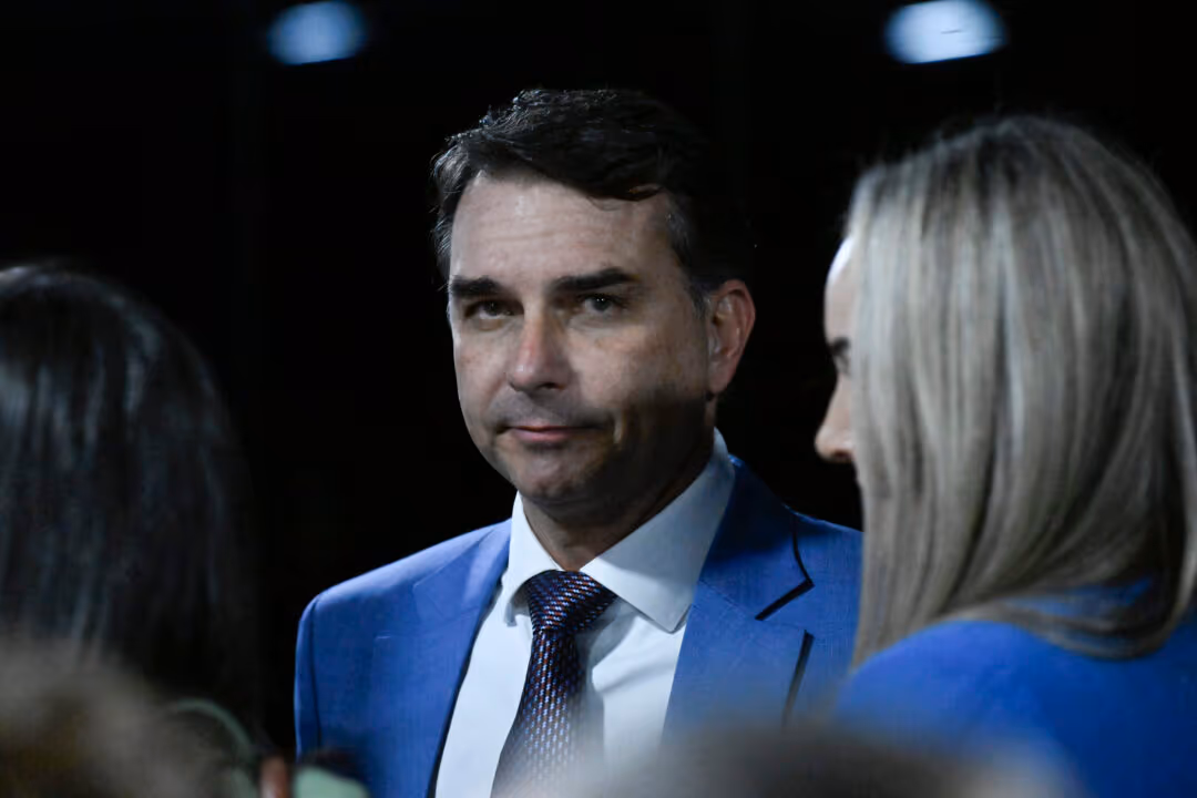 Crusoé: Flávio faz aceno às mulheres após atrito com Michelle