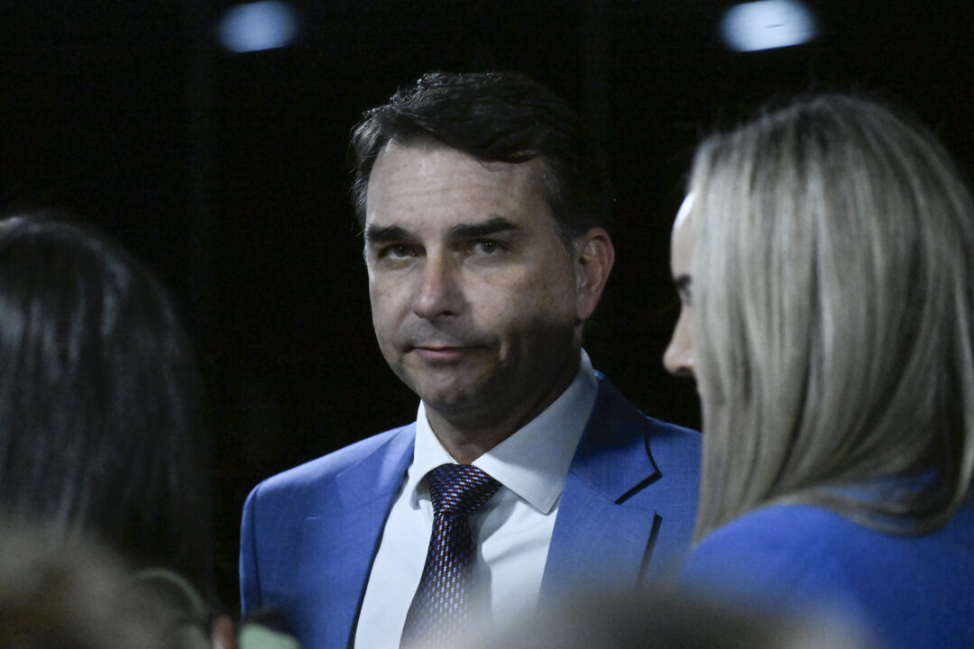 Crusoé: Flávio faz aceno às mulheres após atrito com Michelle