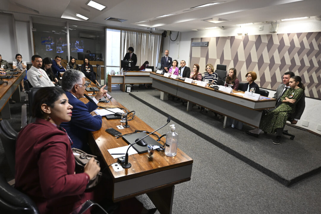 Pais condenados por homeschooling levam caso ao Congresso