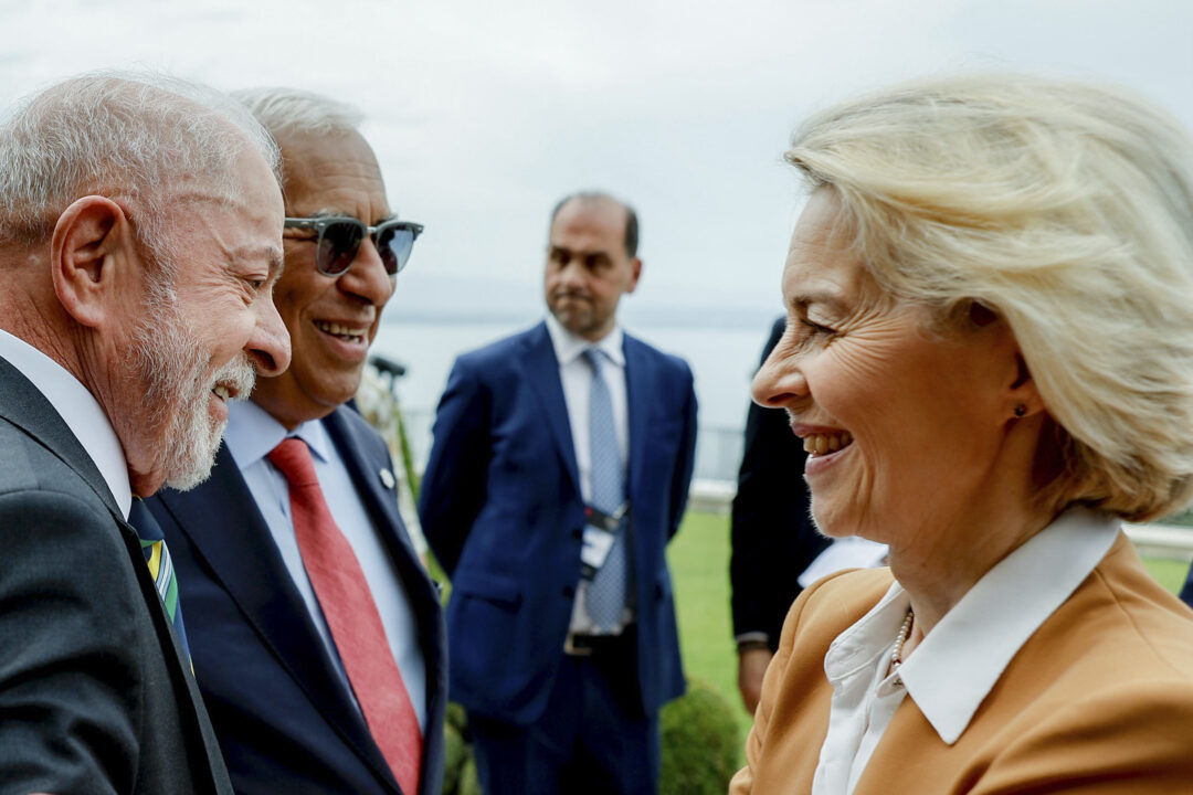 Lula reclama com equipe por chegar cedo à reunião do G7