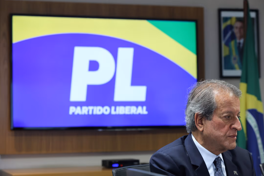 Disputa entre Flávio e Michelle faz Valdemar antecipar retorno de Miami