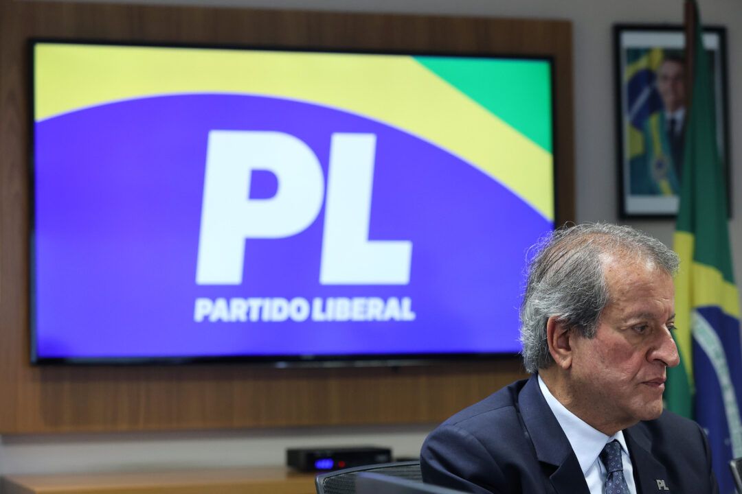 Disputa entre Flávio e Michelle faz Valdemar antecipar retorno de Miami