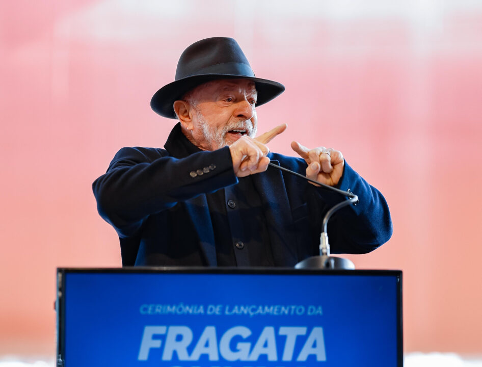 Lula acusa família Bolsonaro de “entreguismo”