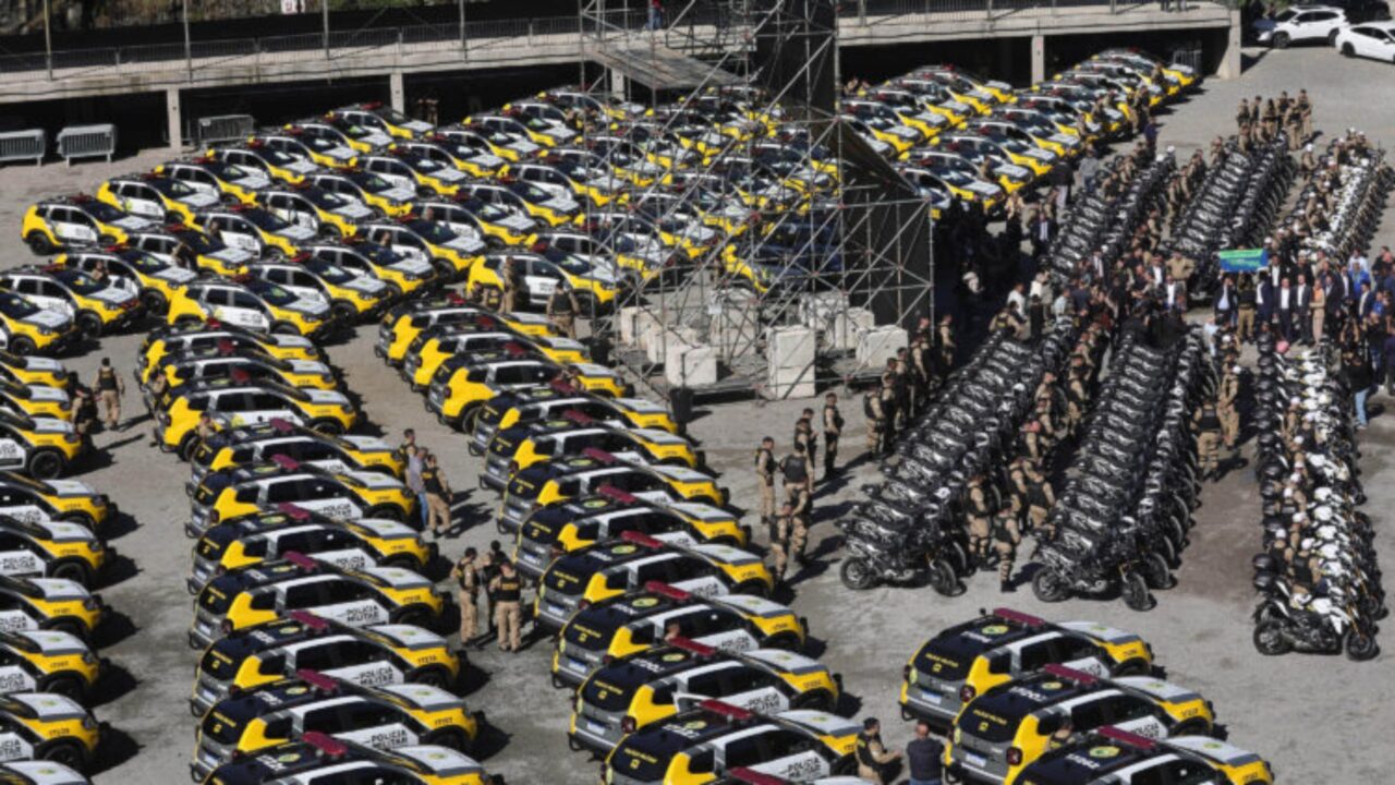 6,3 mil viaturas novas, blindados, RAM 3500 e R$ 1,1 bilhão estado brasileiro monta frota de segurança que em fila chega a 32 km e polícia, bombeiros e resgate agradecem o reforço6,3 mil viaturas novas, blindados, RAM 3500 e R$ 1,1 bilhão estado brasileiro monta frota de segurança que em fila chega a 32 km e polícia, bombeiros e resgate agradecem o reforço