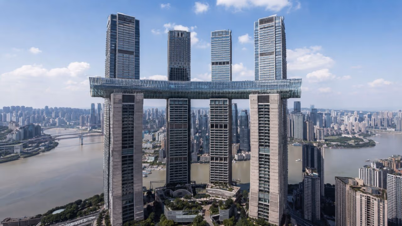 Nem arranha-céu comum nem ponte: a China criou um prédio horizontal de 984 pés ligando torres no alto