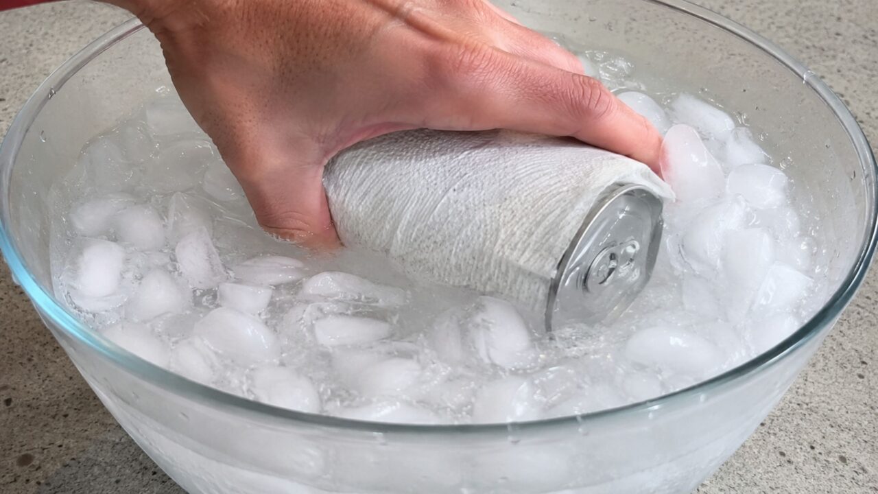O sal reduz a temperatura do gelo e acelera a troca de calor com a lata ou garrafa pequena