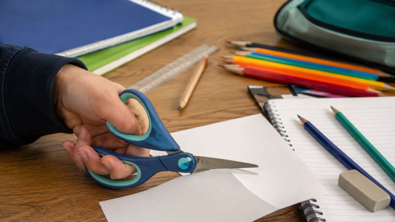 Ser canhoto envolve genética, desenvolvimento cerebral e adaptação aos objetos do cotidiano