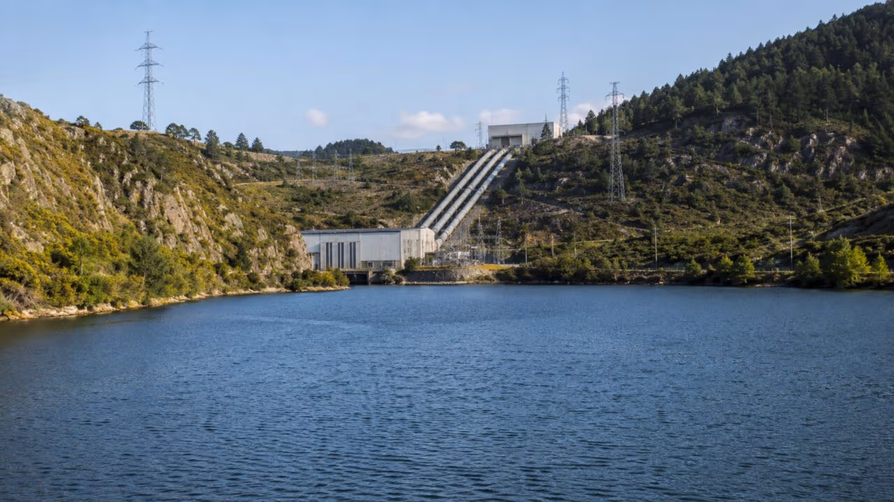 A usina hidrelétrica reversível de Meirama gera 400 milhões de dólares em energia
