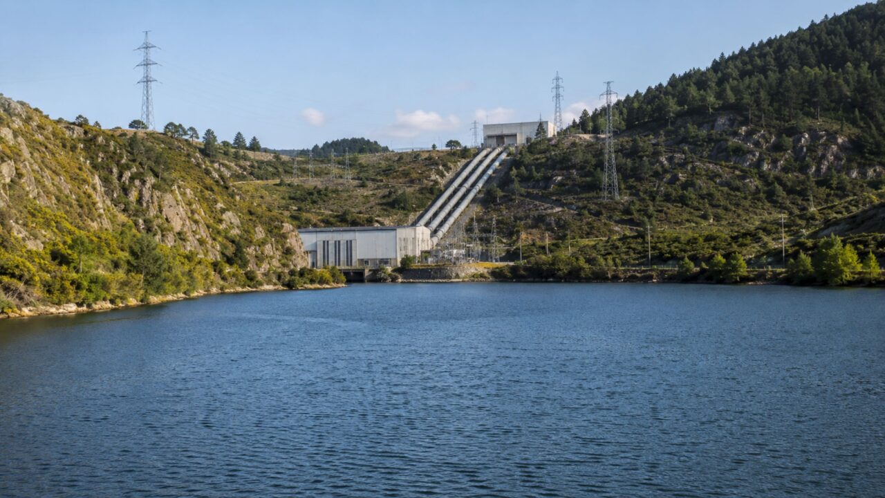 A usina hidrelétrica reversível de Meirama gera 400 milhões de dólares em energia