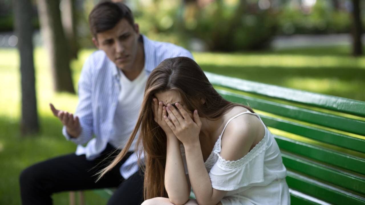 A psicologia diz que pessoas que costumam chorar durante uma discussão não são mais sensíveis que as outras, mas que isso é um mecanismo de enfrentamento