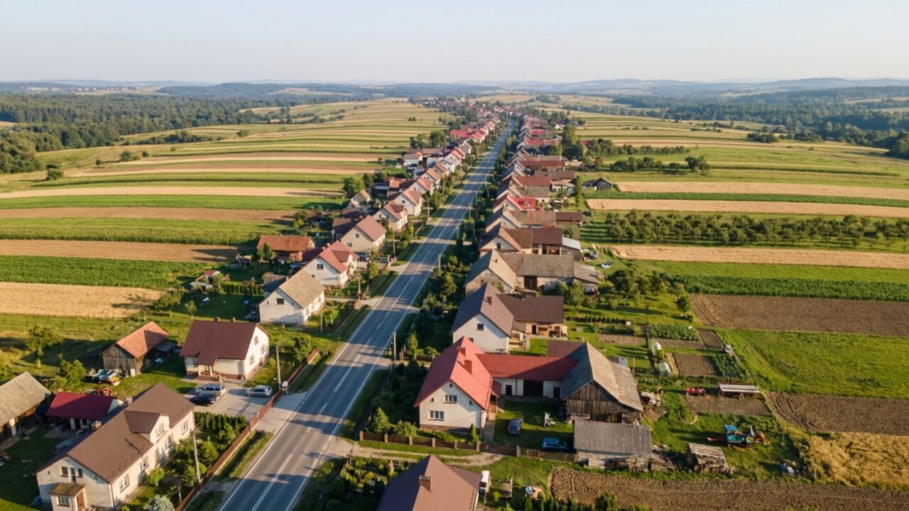Quase 6 mil pessoas vivem em uma única rua de 9 km no interior, em um dos padrões rurais mais incomuns do mundo
