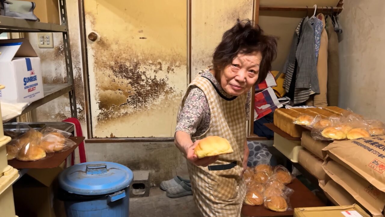 Aos 84 e 91 anos, duas padeiras recusam aposentadoria e mantêm vivo o pão de 50 ienes no Japão