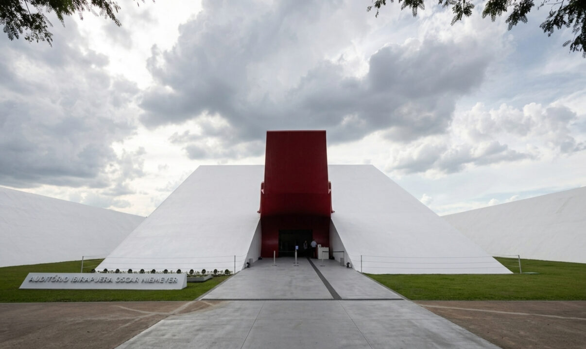 Projetado por Oscar Niemeyer, com uma icônica marquise vermelha em forma de língua, o prédio no coração de São Paulo é uma joia da arquitetura