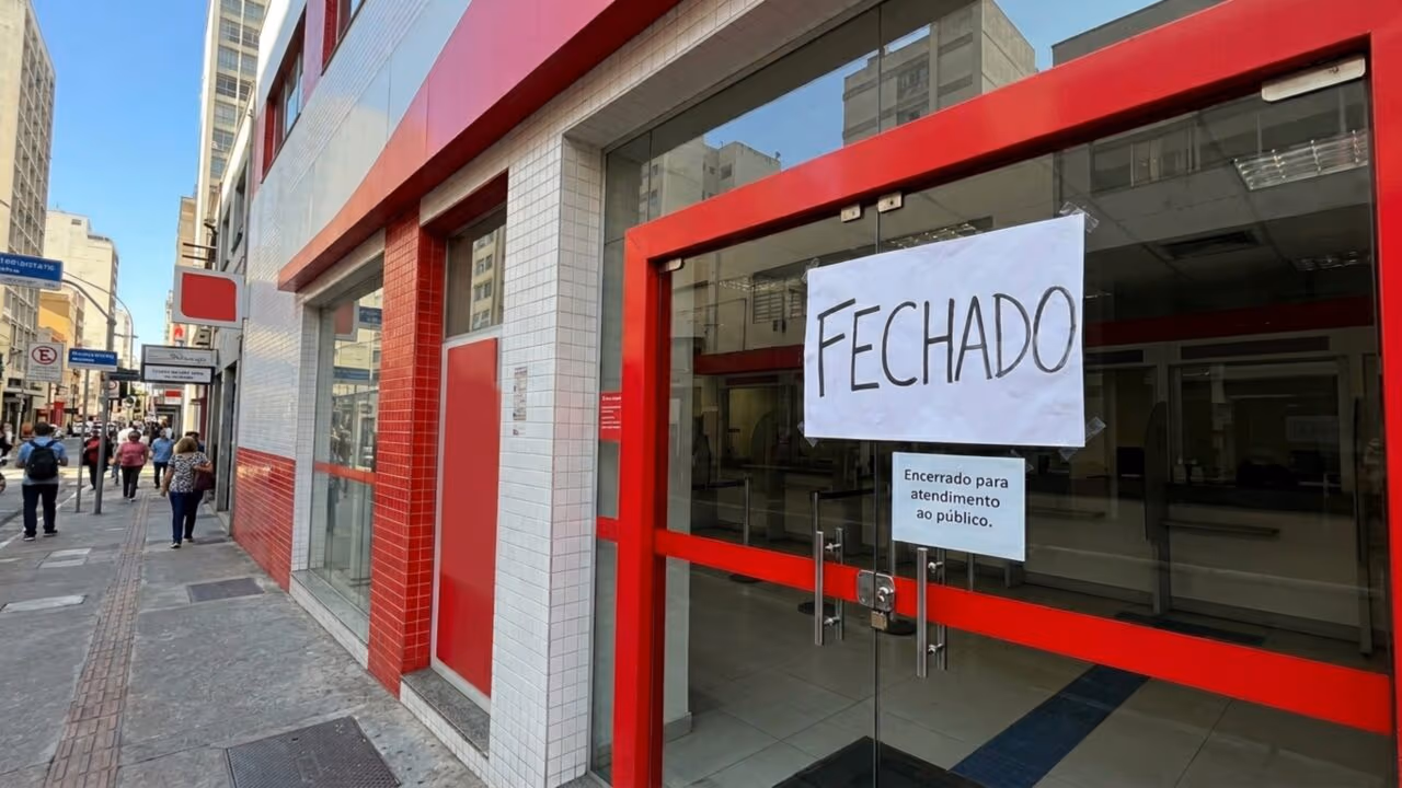 Banco emite comunicado para brasileiros sobre o fim dos caixas a partir de julho