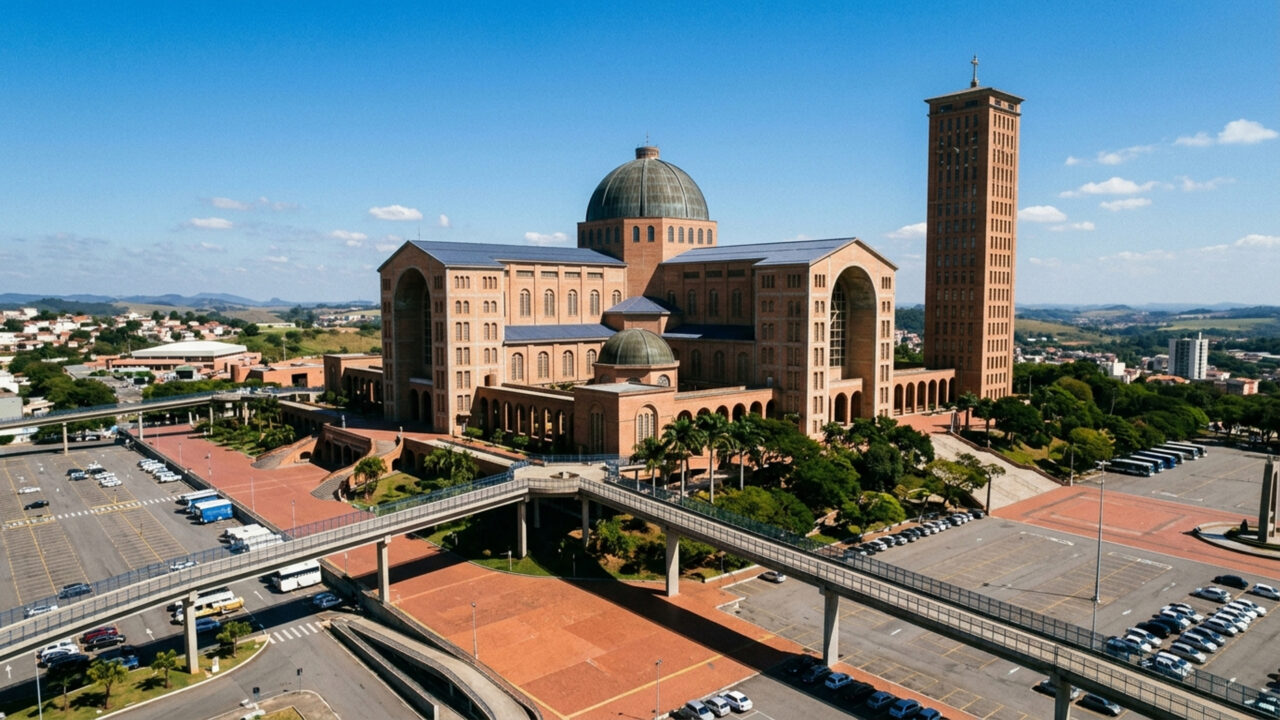 Com área construída de 143 mil m² projetada por Benedito Calixto Neto em 1955, a basílica paulista tornou-se o maior santuário mariano do mundo
