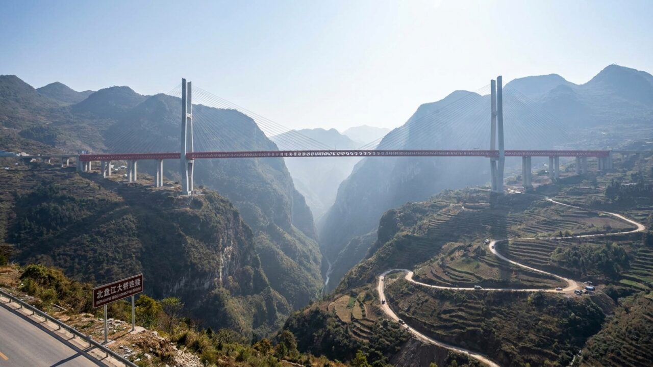 Suspenso a 565 metros de altura: a engenharia do viaduto chinês que equivale a um prédio de 200 andares cruzando um vale
