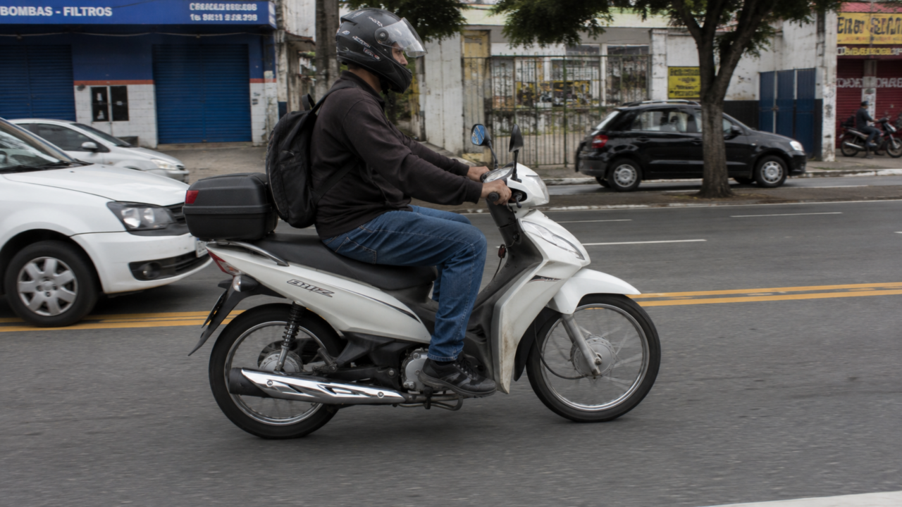 Menos de R$ 20 mil e consumo que passa dos 60 km por litro, a Honda que virou arma de economia para quem roda todos os dias