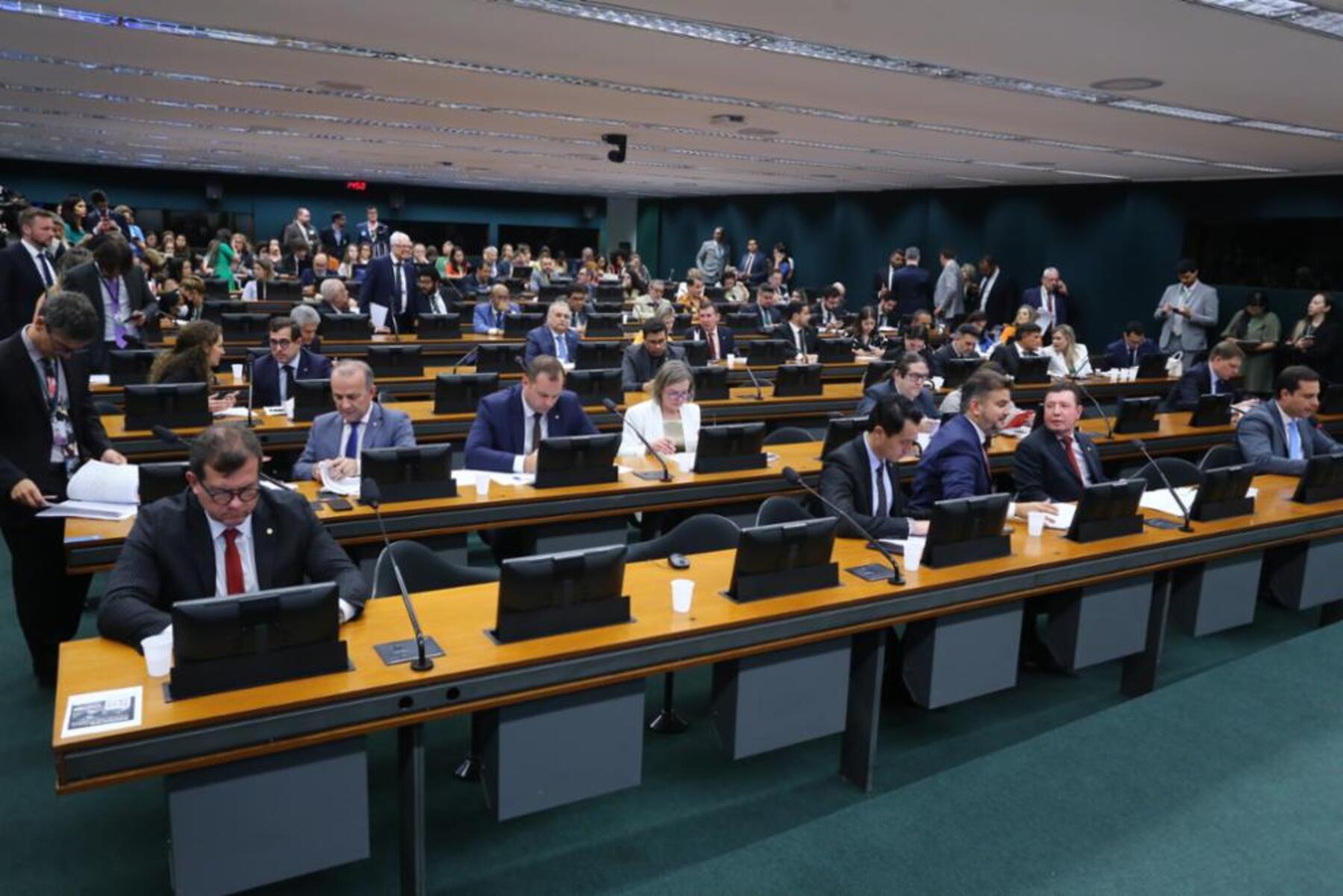 CCJ da Câmara marca data para votar redução da maioridade pe