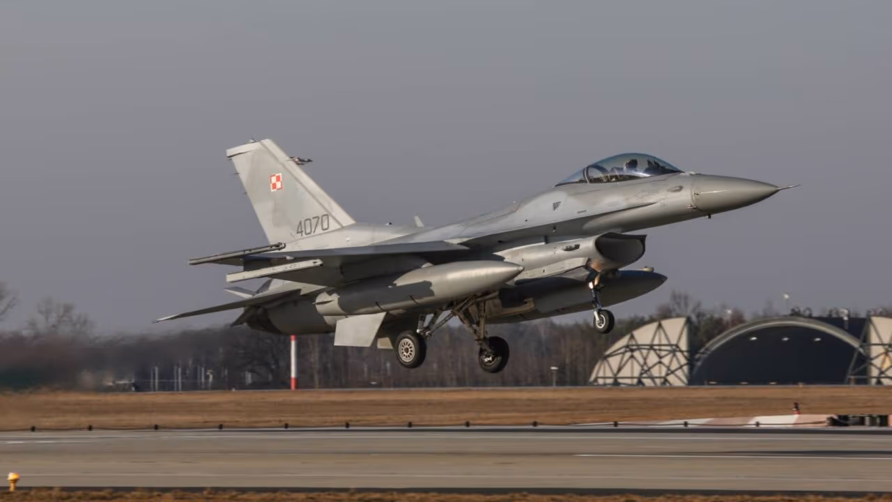Caça F-16 foi instalado no centro da cidade para homenagem ao aniversário de 74 anos das força aérea