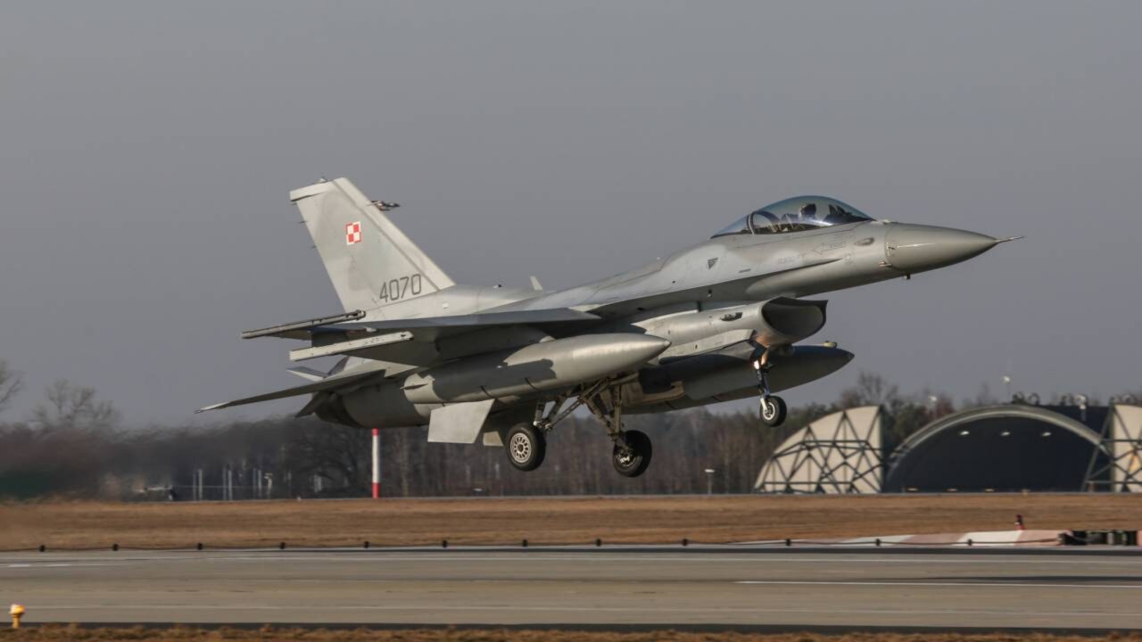 Caça F-16 foi instalado no centro da cidade para homenagem ao aniversário de 74 anos das força aérea