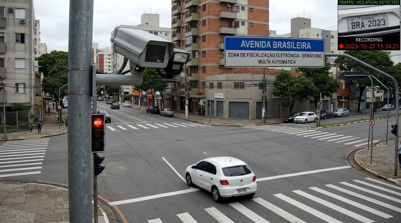 Câmera no semáforo pode registrar multa se o motorista cruzar o sinal amarelo?