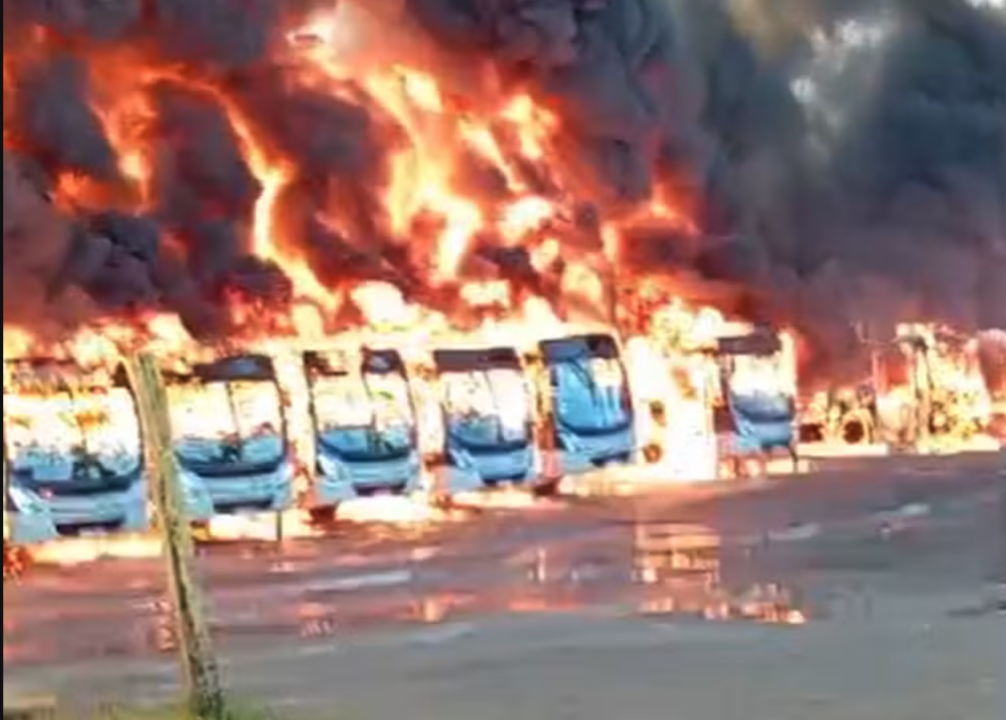 Incêndio de grandes proporções destrói frota de ônibus em BH