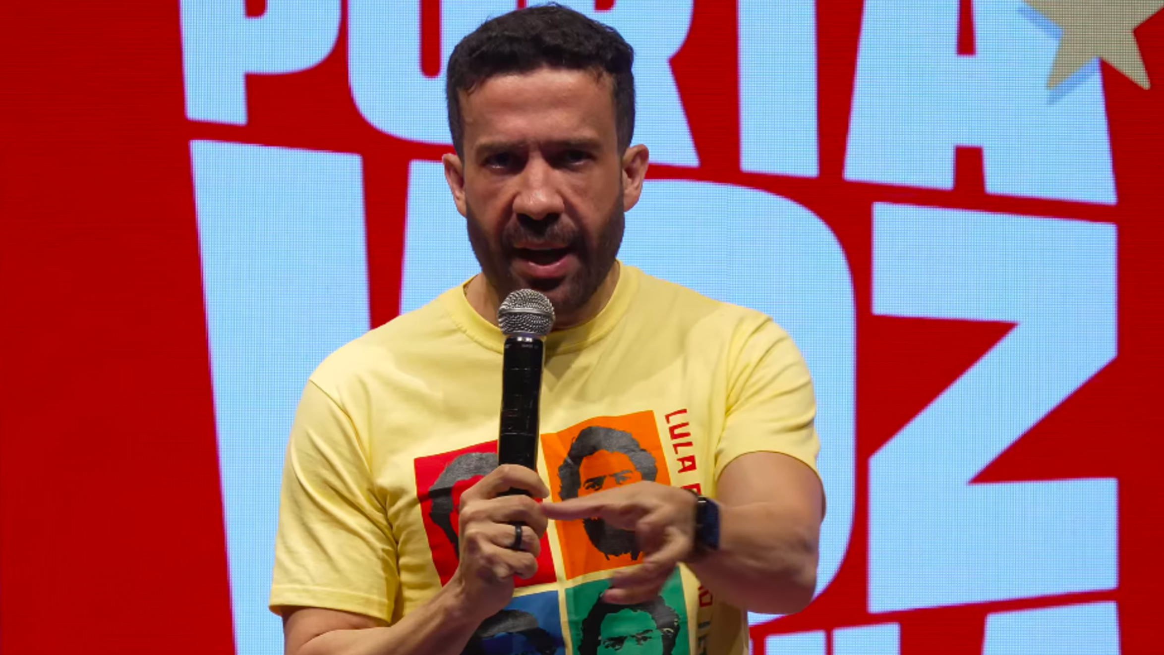 André Janones dá aula de kake news em evento do PT