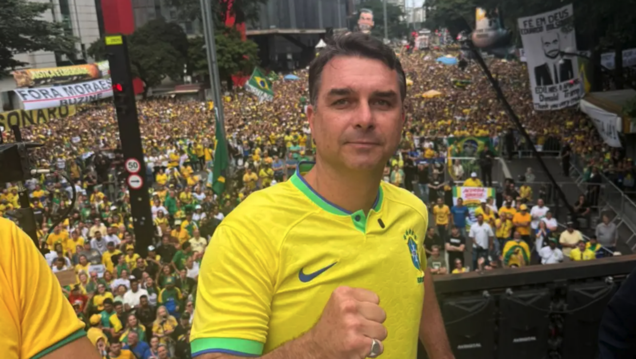 “Neymar é craque e Lula é presidente turista”, diz Flávio Bolsonaro