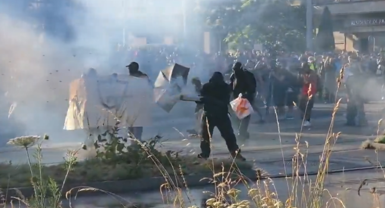 Protesto contra o G7 termina com Tesla incendiado e ataques a prédio da ONU