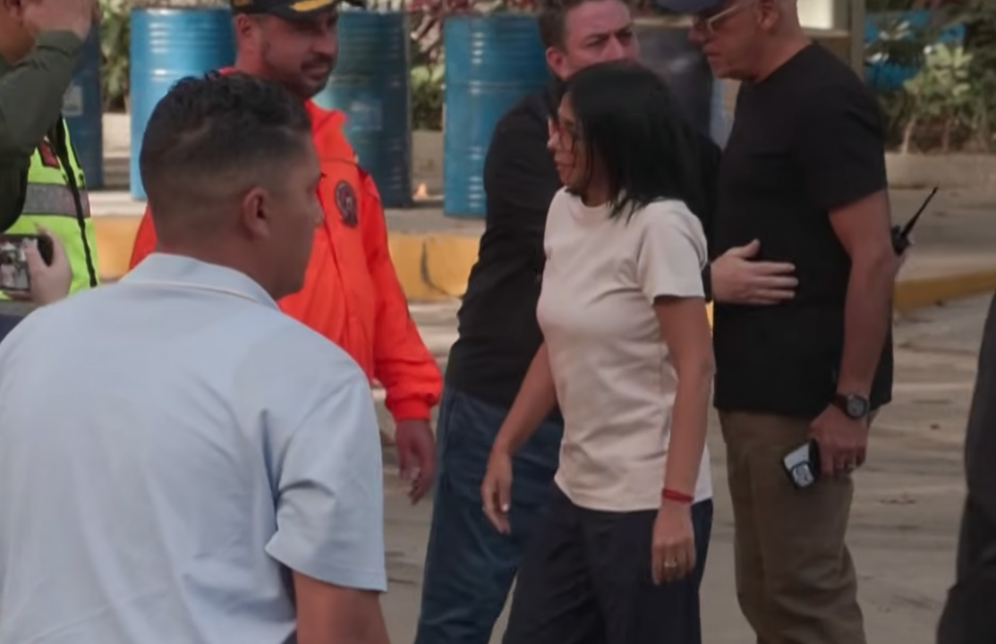 Delcy é vaiada durante visita a região atingida por terremoto