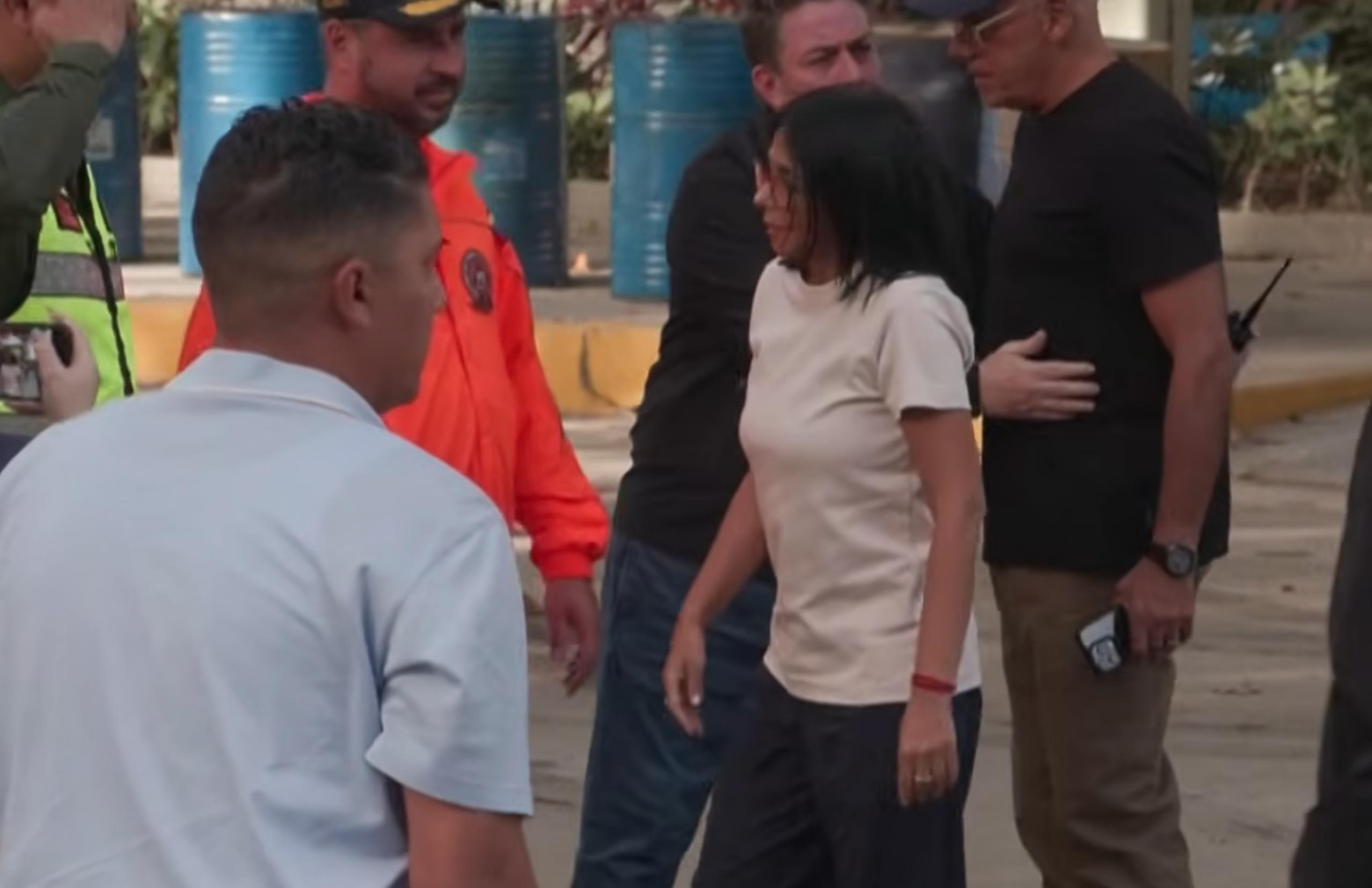 Delcy é vaiada durante visita a região atingida por terremoto